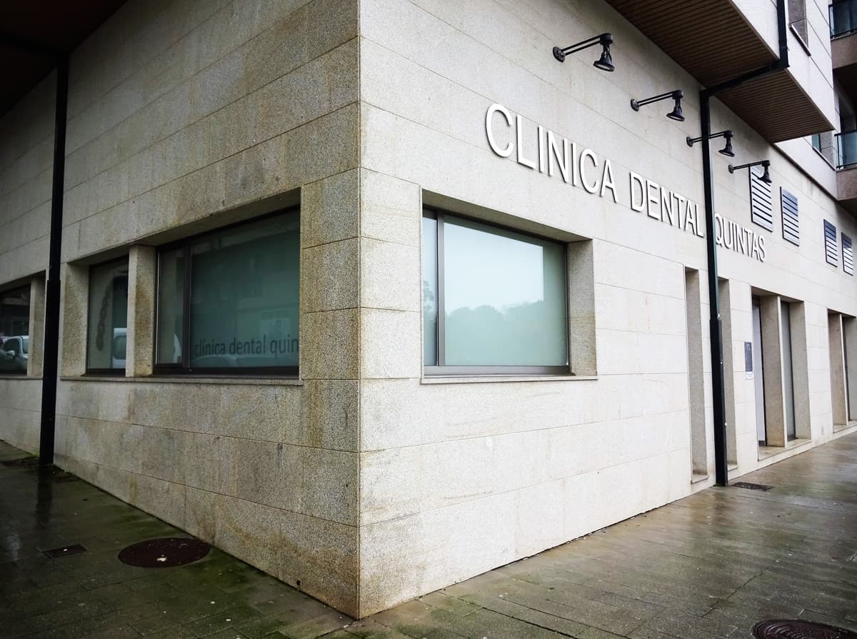 Foto de fachada de la Clínica Dental Quintás